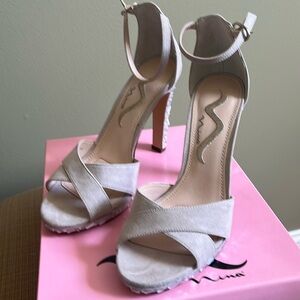 Nina size 8, champagne high heels